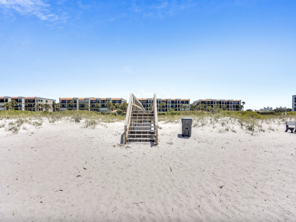 Luxurious Bayfront Condo Steps to beach